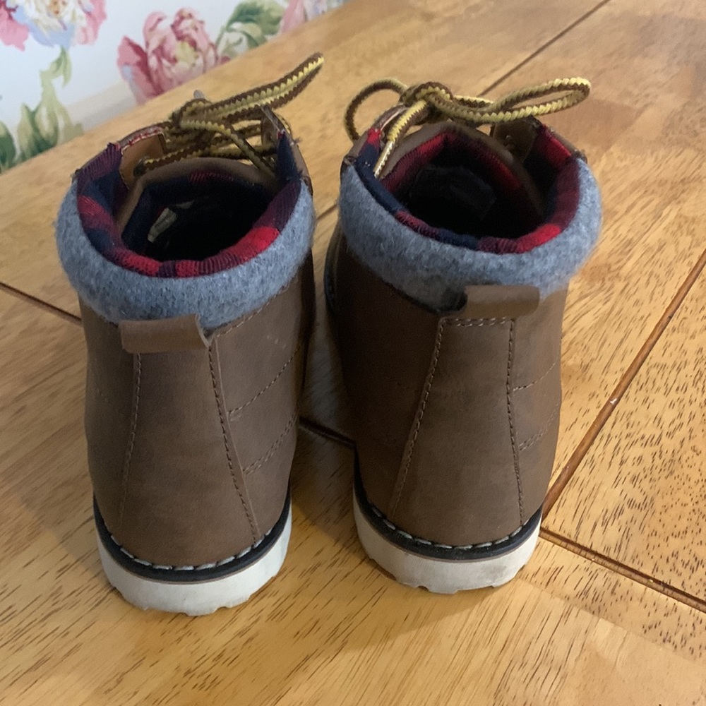 Size 2 Cat and Jack hiking boots - Picture 3 of 4